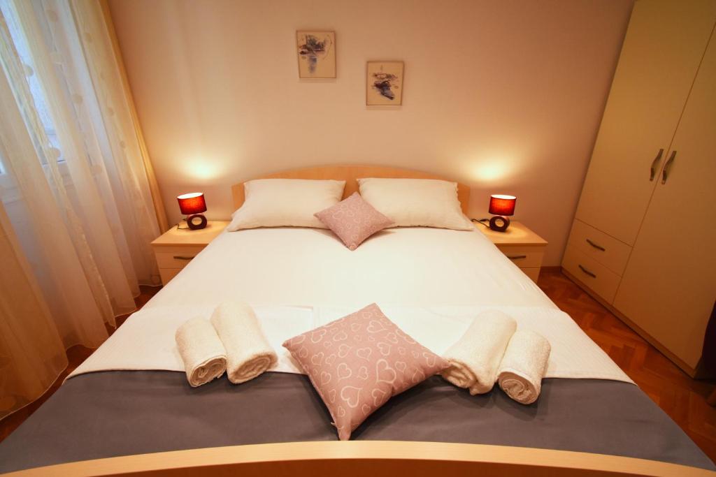 una camera da letto con un grande letto bianco con due comodini di 3M Peristil a Spalato (Split)