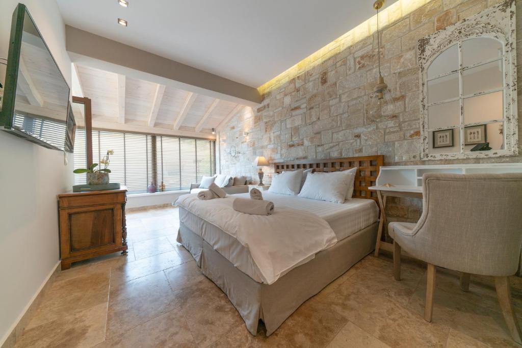 Posteľ alebo postele v izbe v ubytovaní Agorastos Suites