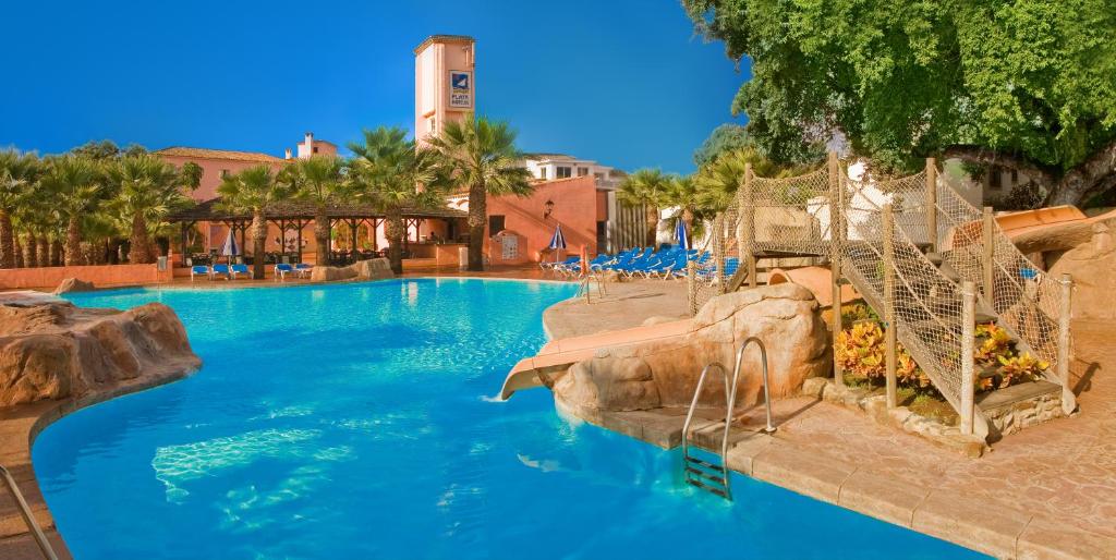 una gran piscina en un complejo en Diverhotel Dino Marbella, en Marbella