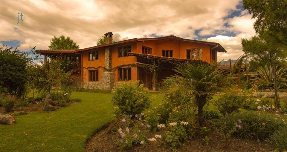 una casa en medio de un patio en Los Jardines de Teresa, en Cajamarca