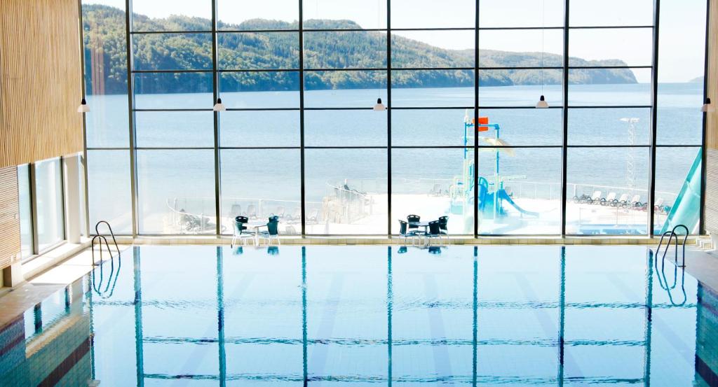 Bazén v ubytování Rosfjord Strandhotel nebo v jeho okolí
