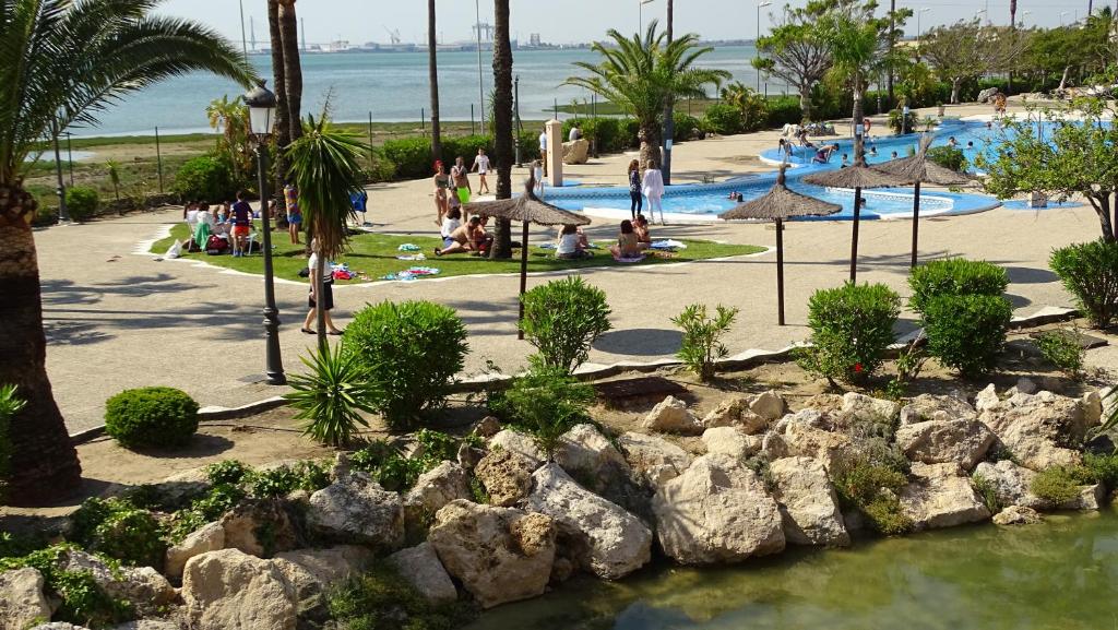Bazén v ubytovaní Luz de la Bahía San Fernando Cádiz alebo v jeho blízkosti