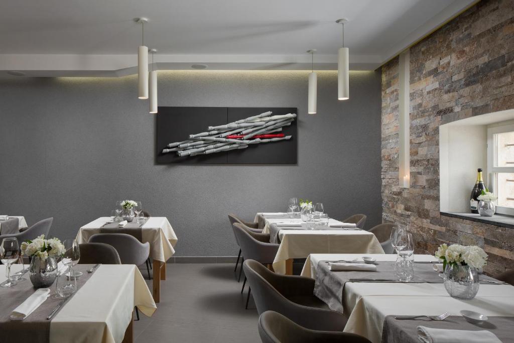 Reštaurácia alebo iné gastronomické zariadenie v ubytovaní Hotel La Grisa