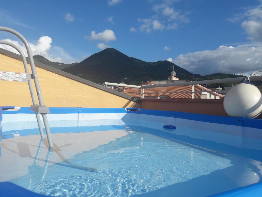 una piscina con sedia e barca di Terrazze Verdi a Brolo