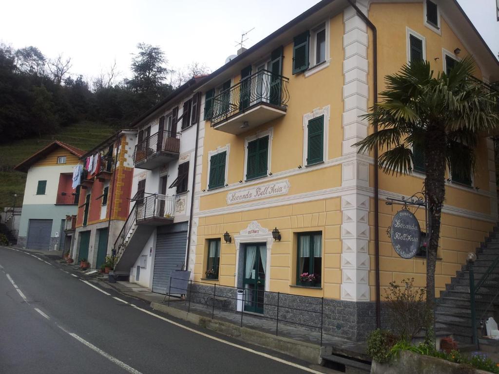 un edificio amarillo al lado de una calle en Agriturismo Bell'Aria, en Uscio