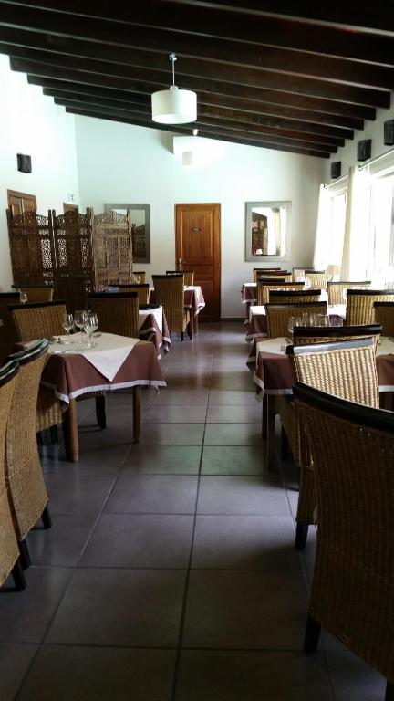 Restaurace v ubytování Logis Hôtel - Restaurant Résidence Les Cèdres