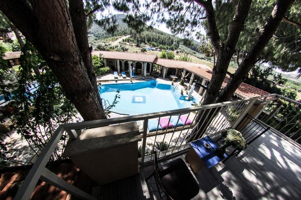 una vista aérea de una casa con piscina en Atillas Getaway, en Selçuk