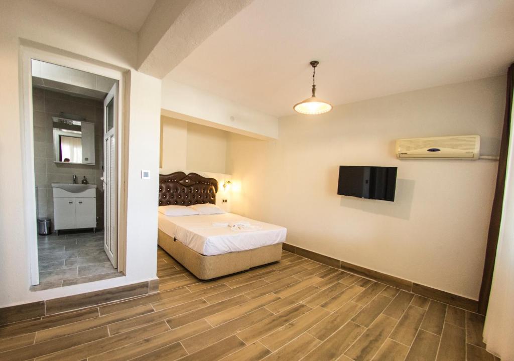 Atillas Getaway - Double Room With Pool View