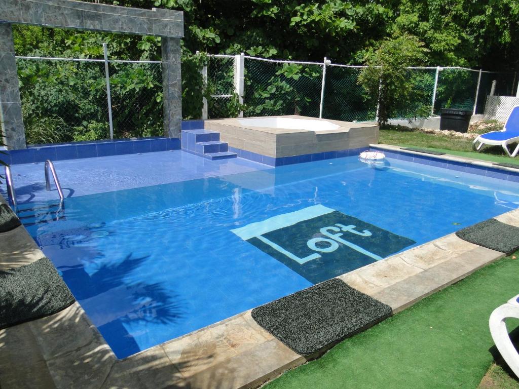 uma piscina com um sinal de stop no meio em Casa Loft em San Andrés