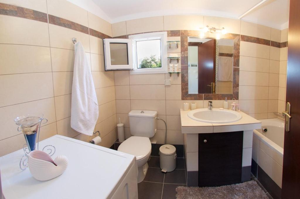 Koupelna v ubytování superb villa with private pool peaceful location