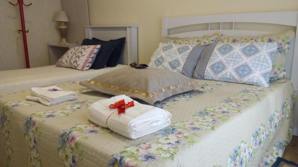 Un dormitorio con una cama con dos toallas encima. en Apartamento Lindo e Aconchegante "com ou sem ar condicionado", en Porto Alegre
