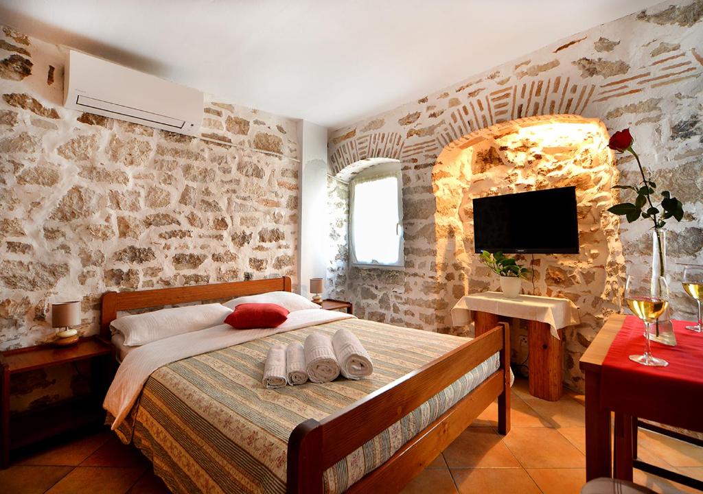 Ένα ή περισσότερα κρεβάτια σε δωμάτιο στο Old Town Vrsar, apartments Danica & Zoran