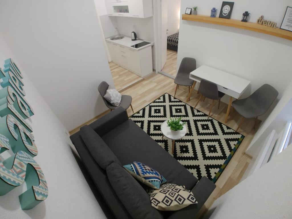 ein Wohnzimmer mit einem Sofa und einem Tisch in der Unterkunft Apartments Sari in Sarajevo