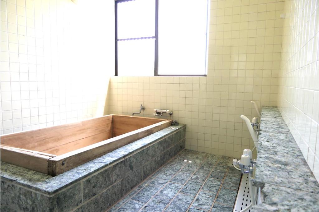 e bagno con finestra e vasca. di FWA Guest House a Fujinomiya