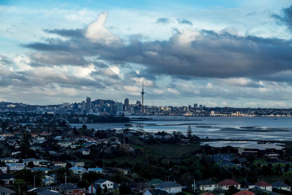 eine Stadt mit Fluss- und Stadtblick in der Unterkunft Picture Perfect Hotel Living in Auckland