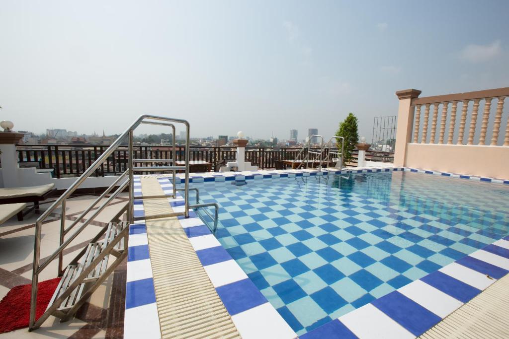 Bazén v ubytování Queenwood Hotel nebo v jeho okolí