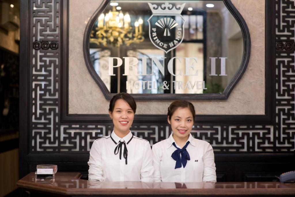 Členové personálu v ubytování Prince II Hotel