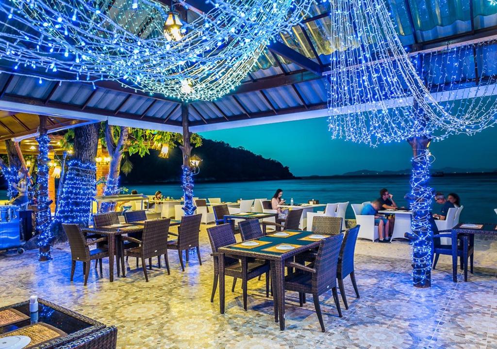 Restaurace v ubytování Racha Island Resort (Rayaburi)