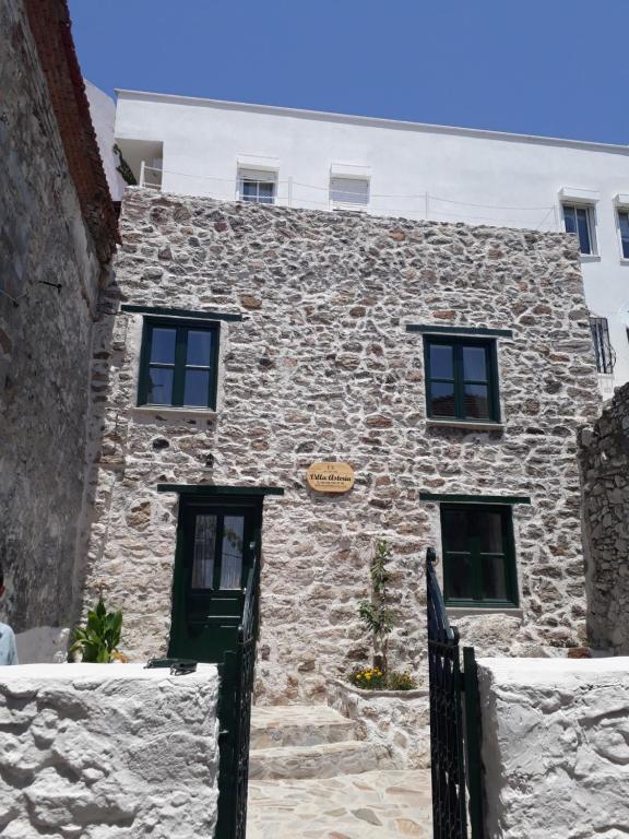 - un bâtiment en pierre avec une porte devant dans l'établissement Two Stone Homes Asteria, à Marmaris
