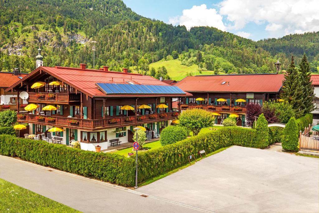 einen Blick über ein großes Gebäude mit Garten in der Unterkunft Sonnhof Reit im Winkl in Reit im Winkl