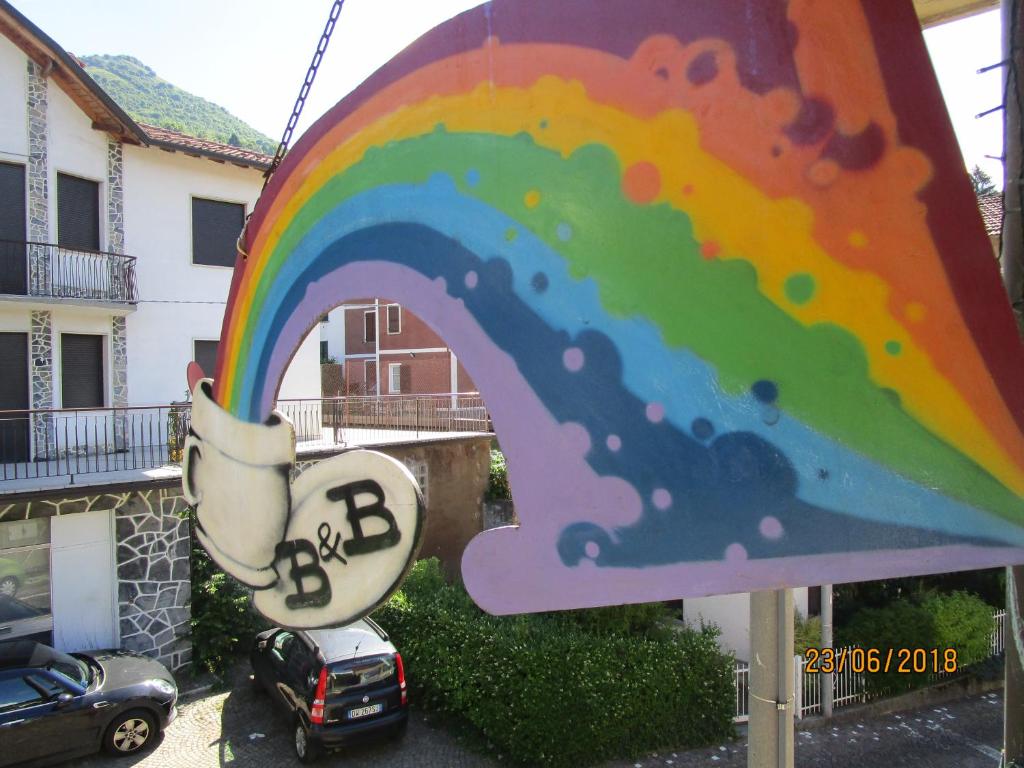 Esino LarioにあるRainbow Houseの建物前の虹の看板