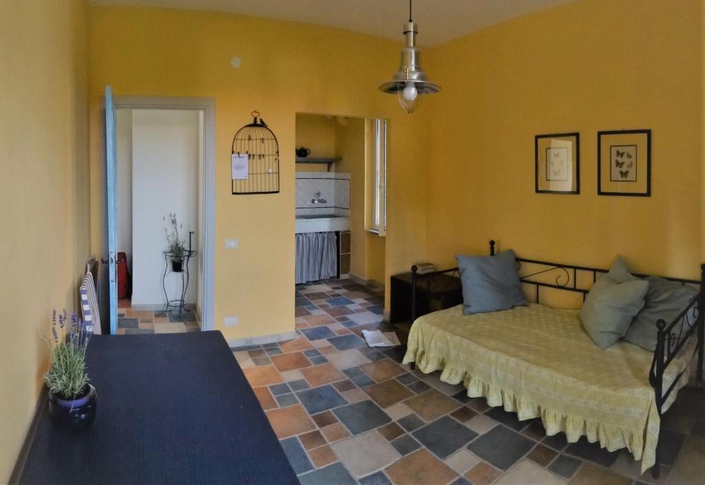 ein Wohnzimmer mit einem Bett und eine Küche in der Unterkunft BED & BLU in Savona