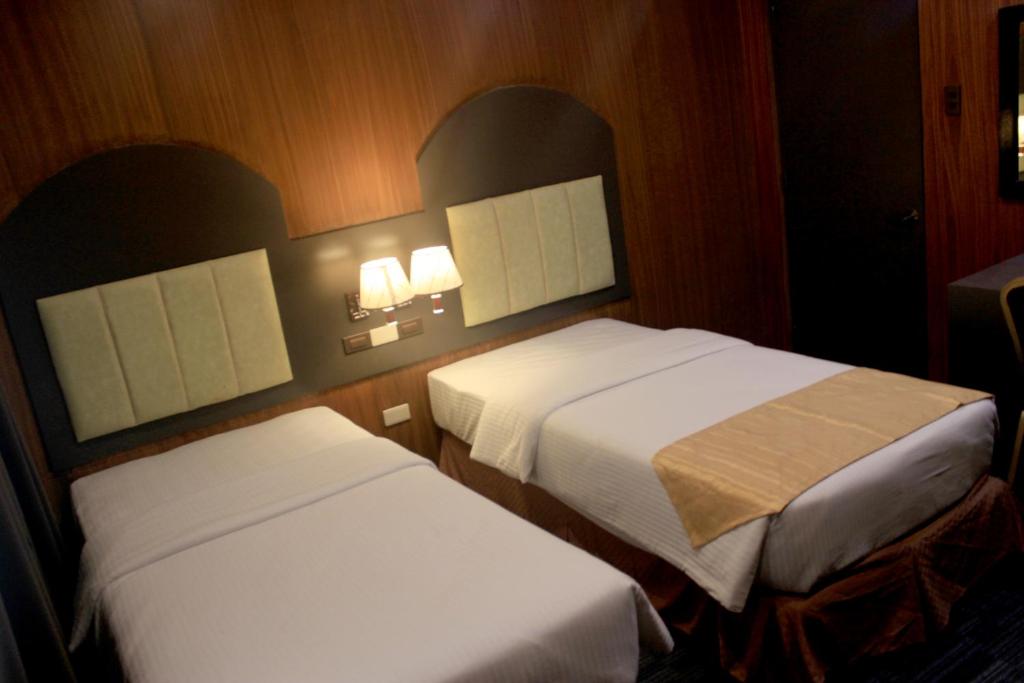 Postel nebo postele na pokoji v ubytování Butuan Grand Palace Hotel