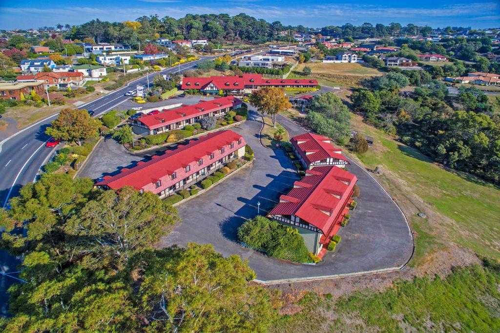 uma vista superior de um campus escolar com telhados vermelhos em Village Family Motor Inn em Launceston