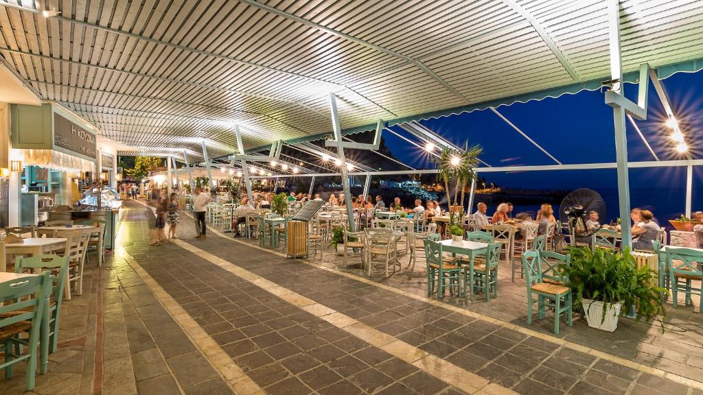 Reštaurácia alebo iné gastronomické zariadenie v ubytovaní Samaria by the Sea