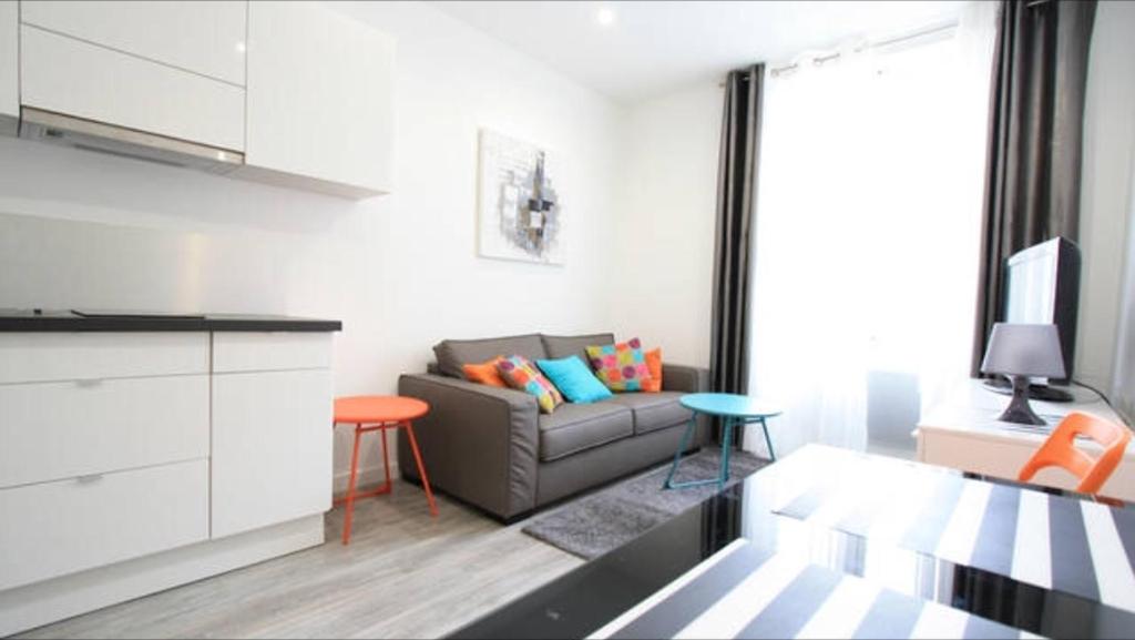 un salon avec un canapé et une table dans l'établissement IDEAL Appartement Vieux Port Marseille, à Marseille
