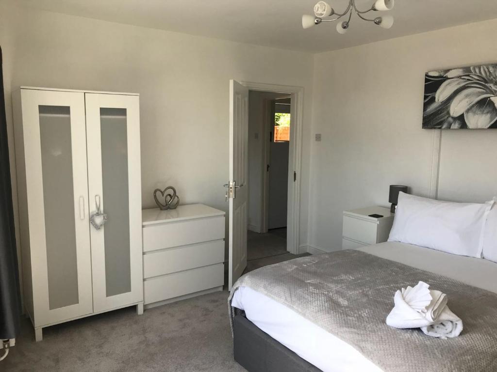 1 dormitorio con 1 cama con toallas en Raven House by RentMyHouse en Hereford
