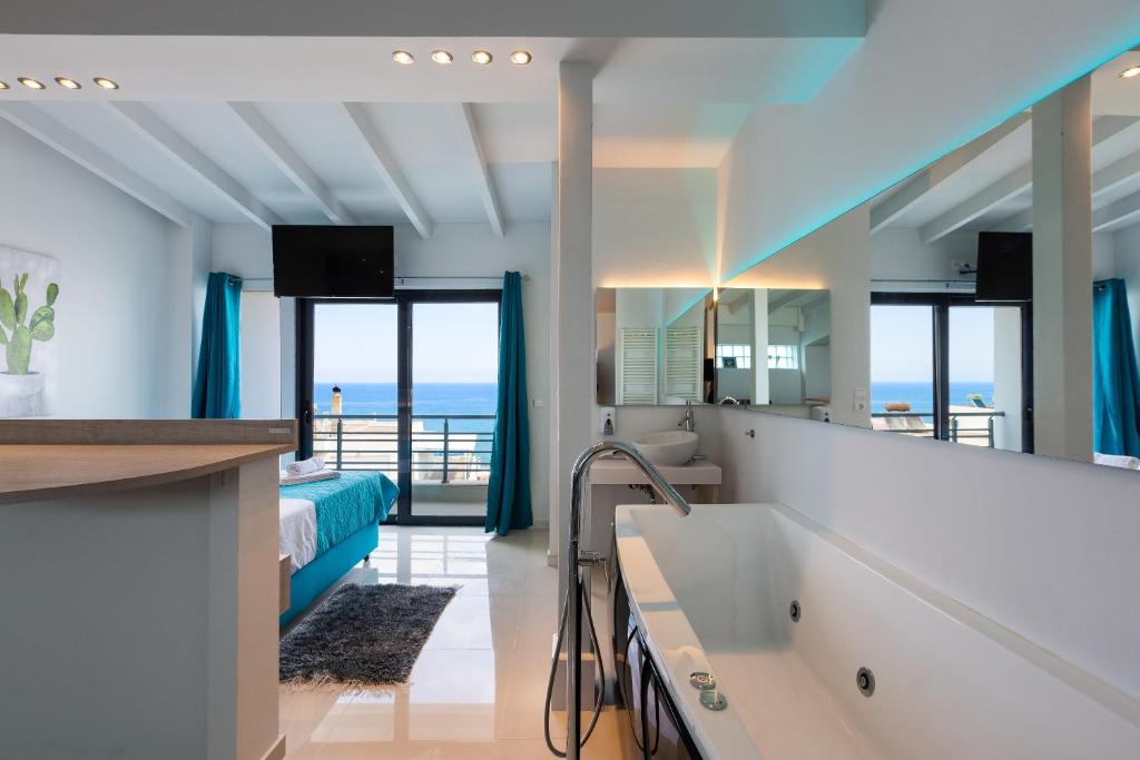 Televízia a/alebo spoločenská miestnosť v ubytovaní Rethymno Hills Apartments