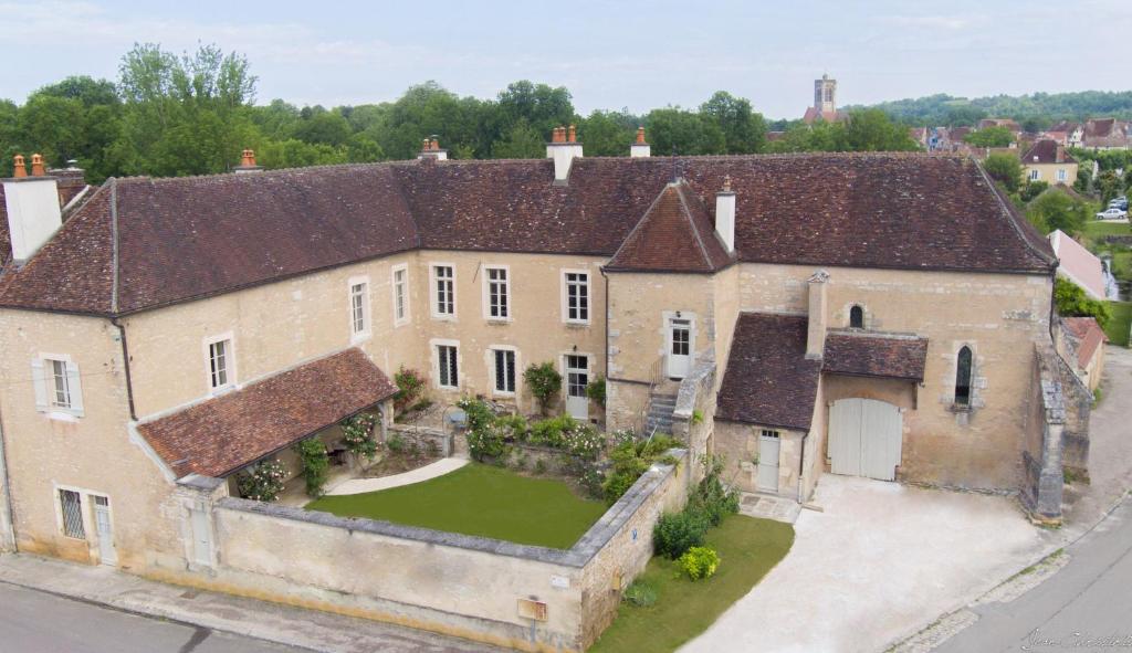een luchtzicht op een groot huis met een tuin bij LE PRIEURÉ in Noyers-sur-Serein