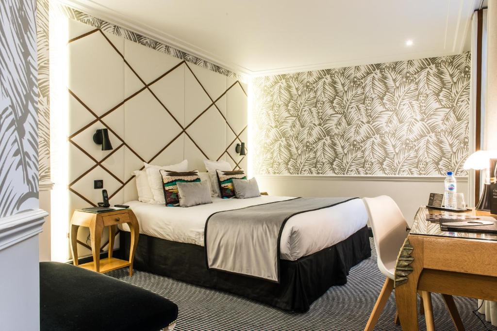 une chambre d'hôtel avec un lit et une fresque murale. dans l'établissement Hôtel Jardin Le Bréa, à Paris