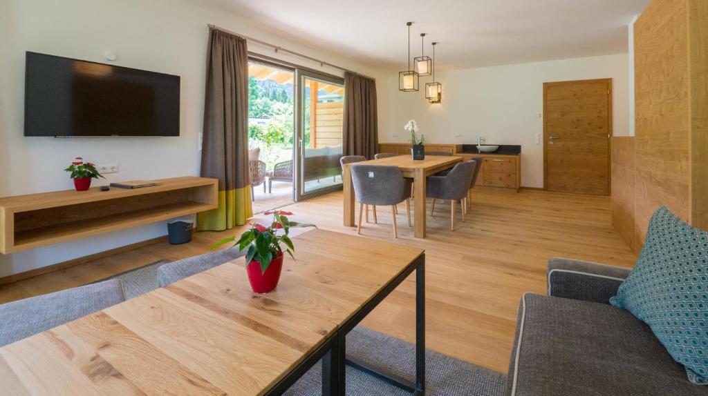 TV a/nebo společenská místnost v ubytování Das Leonhard - Naturparkhotel am Weissensee