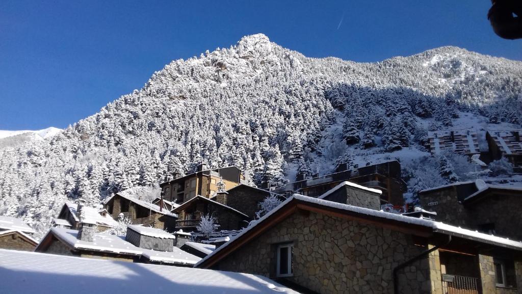 Nespecifikovaný výhled na hory nebo výhled na hory při pohledu z hotelu