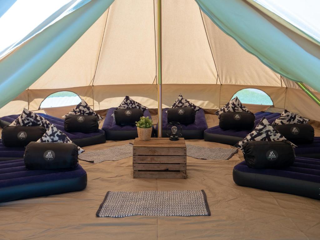 een tent met banken en kussens in een kamer bij Festanation Oktoberfest Camp #2 in München