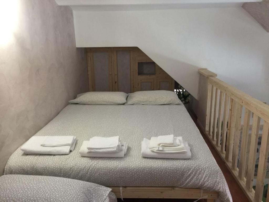 a bedroom with a bed with towels on it at Casa La Fontana, nel cuore dei sapori in Foggia
