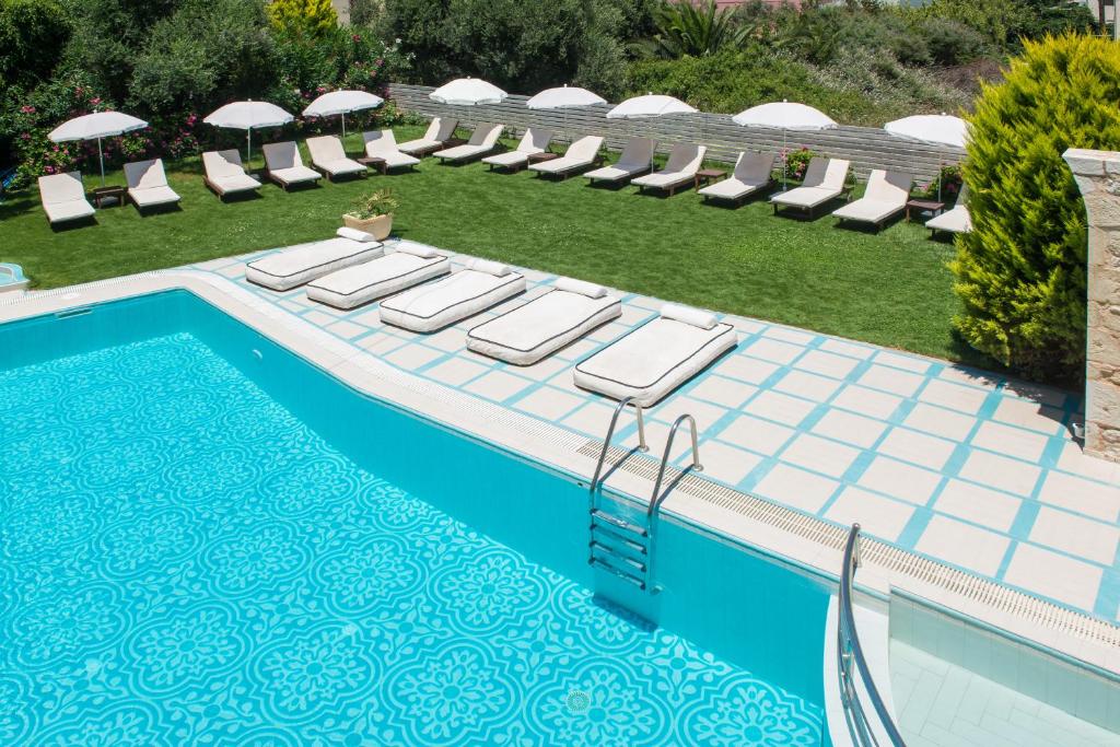 Басейн в Anesis Blue Boutique Hotel або поблизу