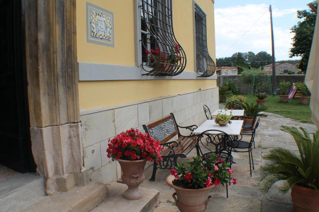 A garden outside B&B Villa Pardi Lucca