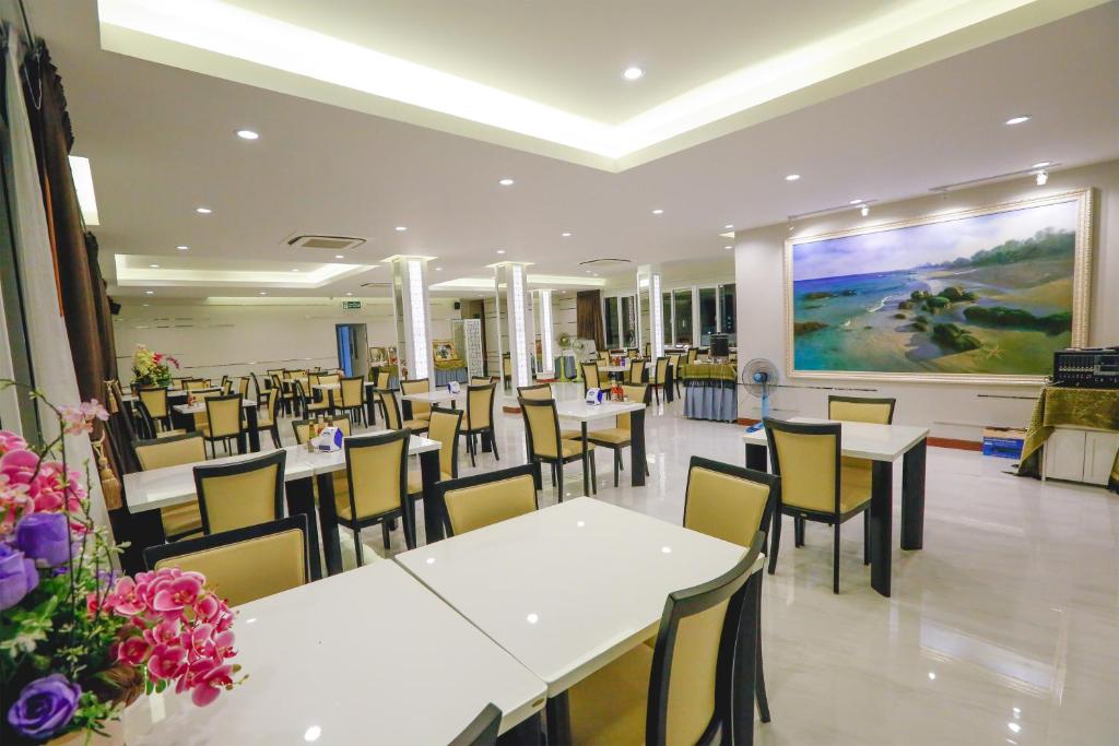 Hua Hin White Villa Hotel - SHA Certified - Resim 5