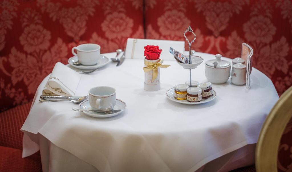 Nápoje v ubytování Schlosshotel Römischer Kaiser