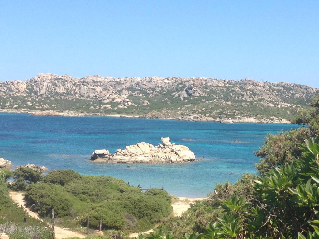 eine Insel inmitten eines Wasserkörpers in der Unterkunft Casa fronte mare a La Maddalena in La Maddalena