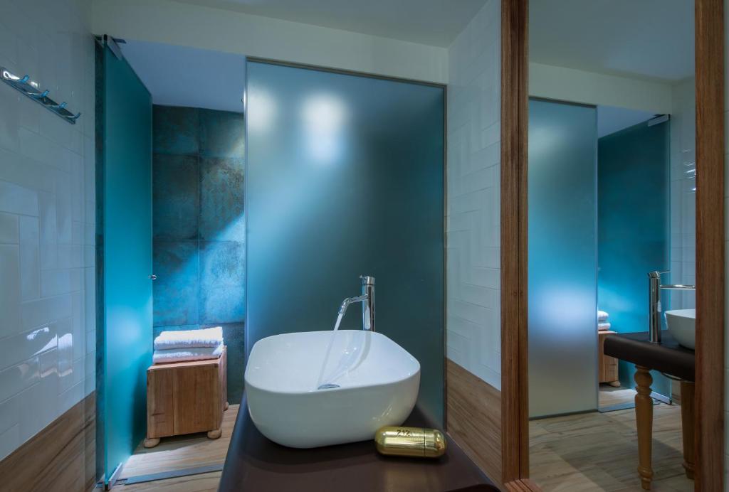 Ванна кімната в Anesis Blue Boutique Hotel