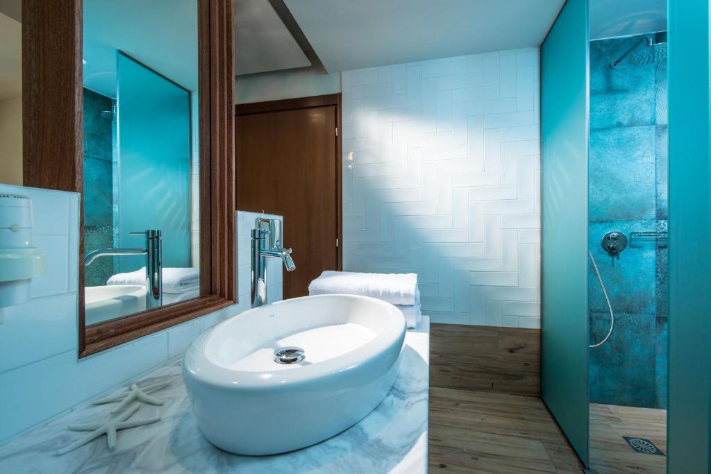 Ванна кімната в Anesis Blue Boutique Hotel