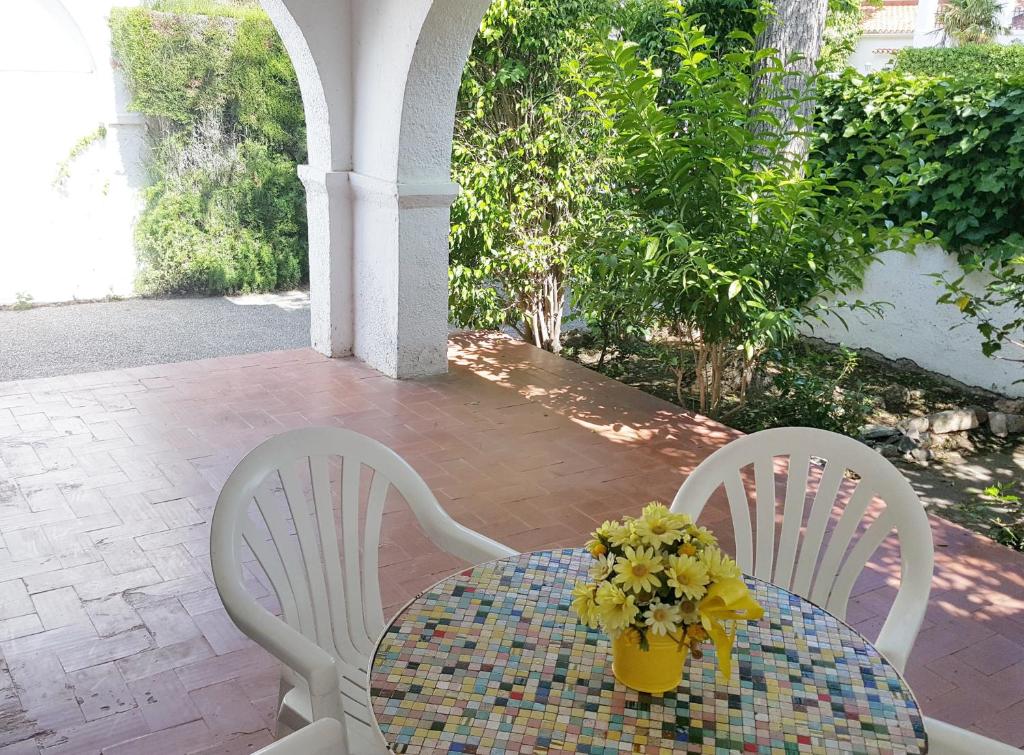 カンブリルスにあるMiramar Serveis - Villa Pamplonicaのパティオ(椅子2脚、花瓶1本付)
