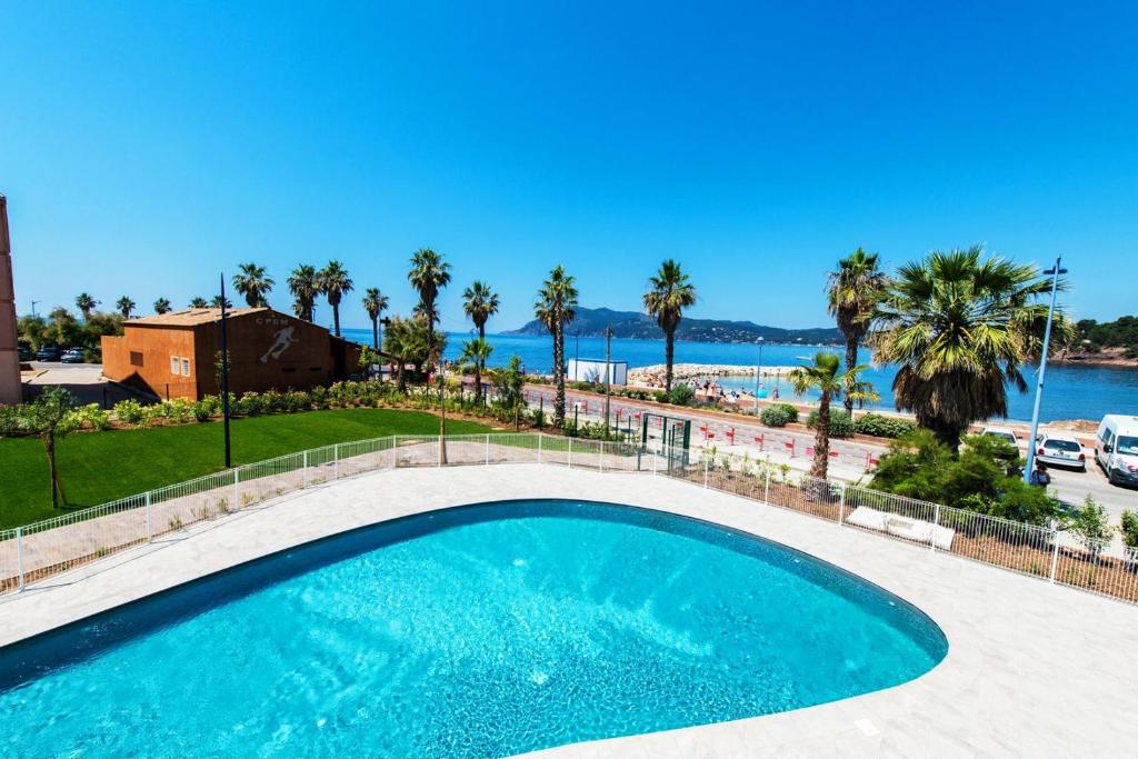 uma piscina com vista para o oceano em Résidence Néméa Le Cap Azur em Saint-Mandrier-sur-Mer