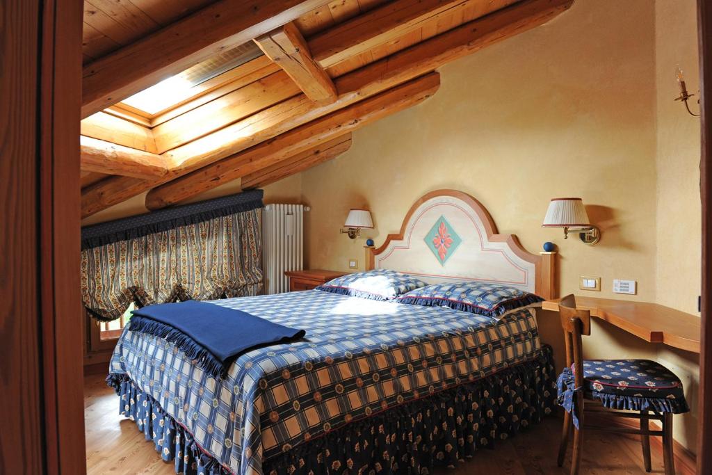 En eller flere senge i et værelse på L’Invólt Mountain Lodge