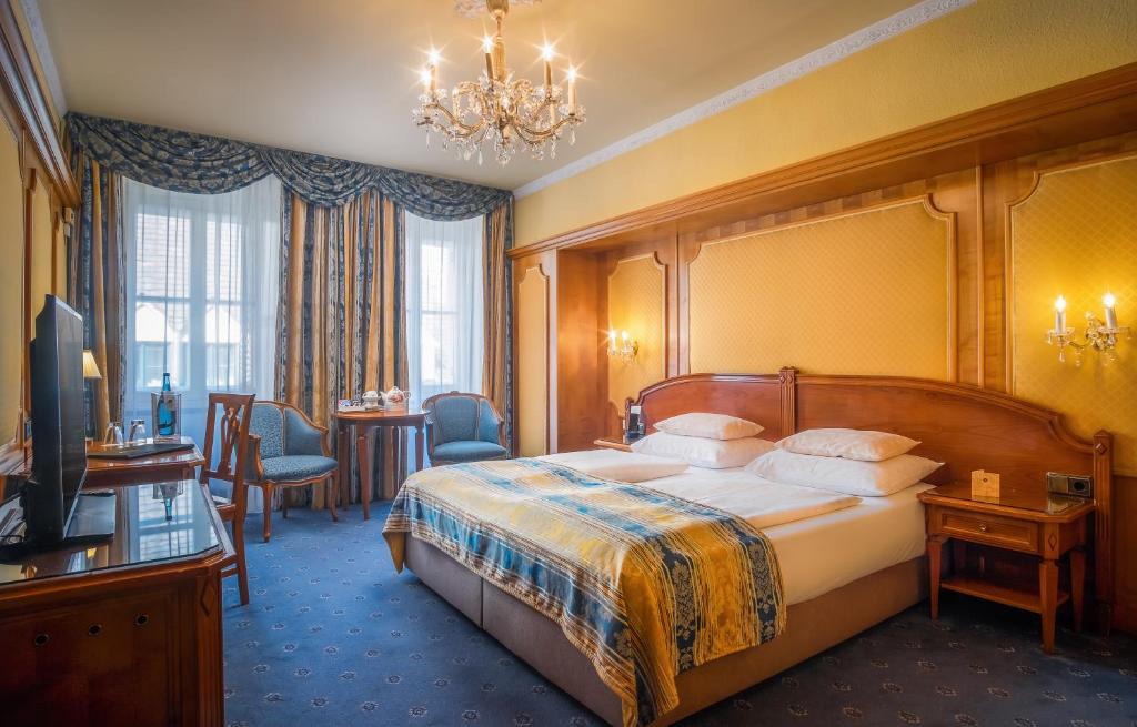 Postel nebo postele na pokoji v ubytování Schlosshotel Römischer Kaiser