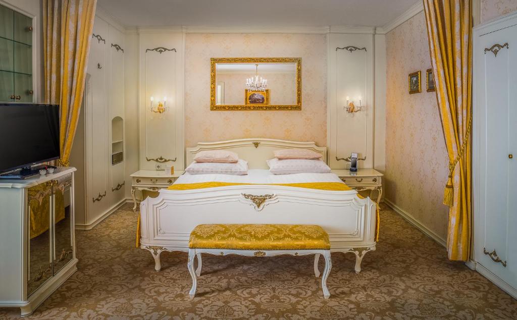 Postel nebo postele na pokoji v ubytování Schlosshotel Römischer Kaiser